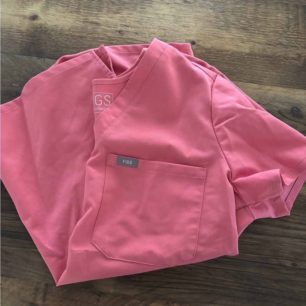 Figs Coral Scrub Top